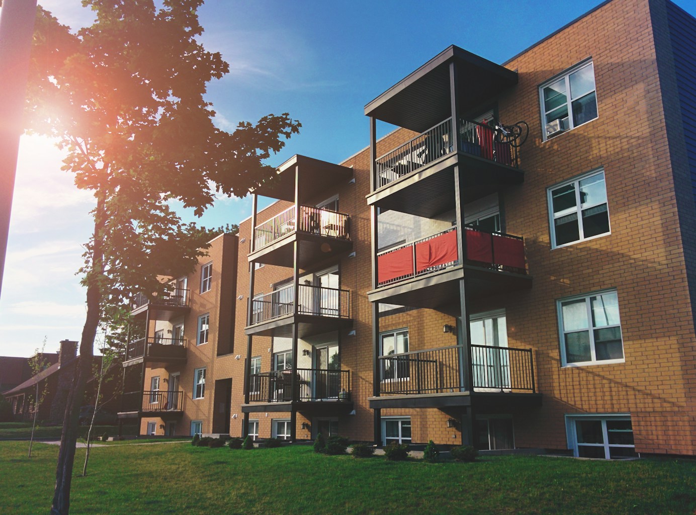 How to Choose the Right Accommodation: Hotel, Hostel, or Airbnb?