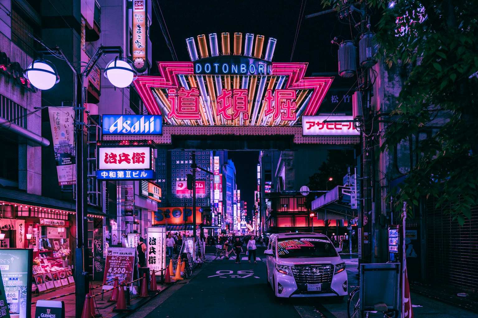 Dotonbori Lights: Nightlife and Entertainment in Osaka